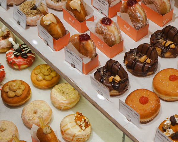 Tủ bánh tại dosh luôn đầy ắp vị donut để khách hàng lựa chọn