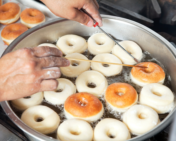 Chiên donut đến khi 2 mặt vàng đều