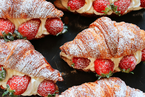 Bánh croissant giòn tan, thơm bơ cùng kem và dâu tươi