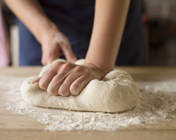 Nhào bột bằng tay giúp tạo độ dai cho bánh donut