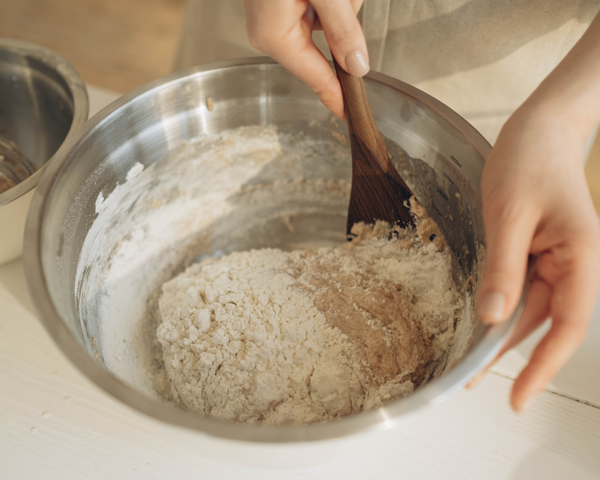 Trộn và nhồi bột