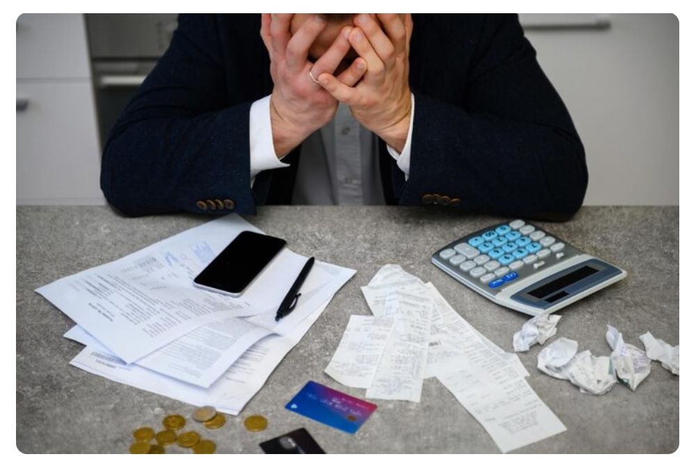 Khủng hoảng kinh tế là một sự kiện lớn, không thể dự đoán được, có thể dẫn đến những hậu quả tiêu cực, ảnh hưởng đến toàn bộ tổ chức, nhân viên, sản phẩm, dịch vụ và tình trạng tài chính.