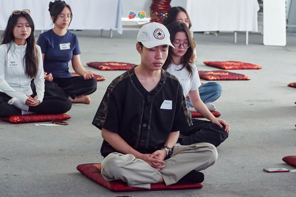 Ngồi thiền là hoạt động chữa lành đang được nhiều bạn trẻ lựa chọn và thực hành