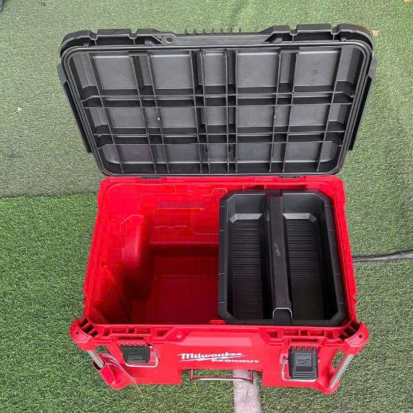 Hộp đựng dụng cụ Milwaukee PACKOUT 8427 có bánh xe, xếp chồng mô-đun