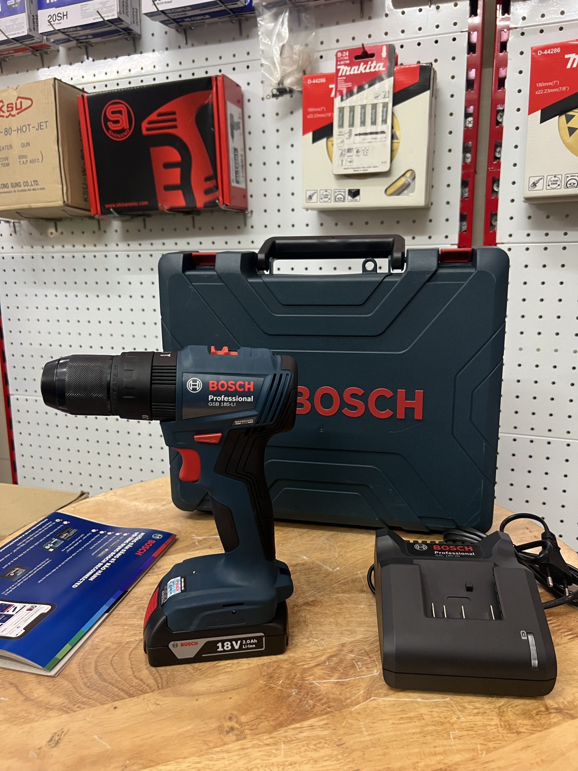 Bộ 1 pin của máy khoan động lực Bosch GSB 183-LI kèm sạc