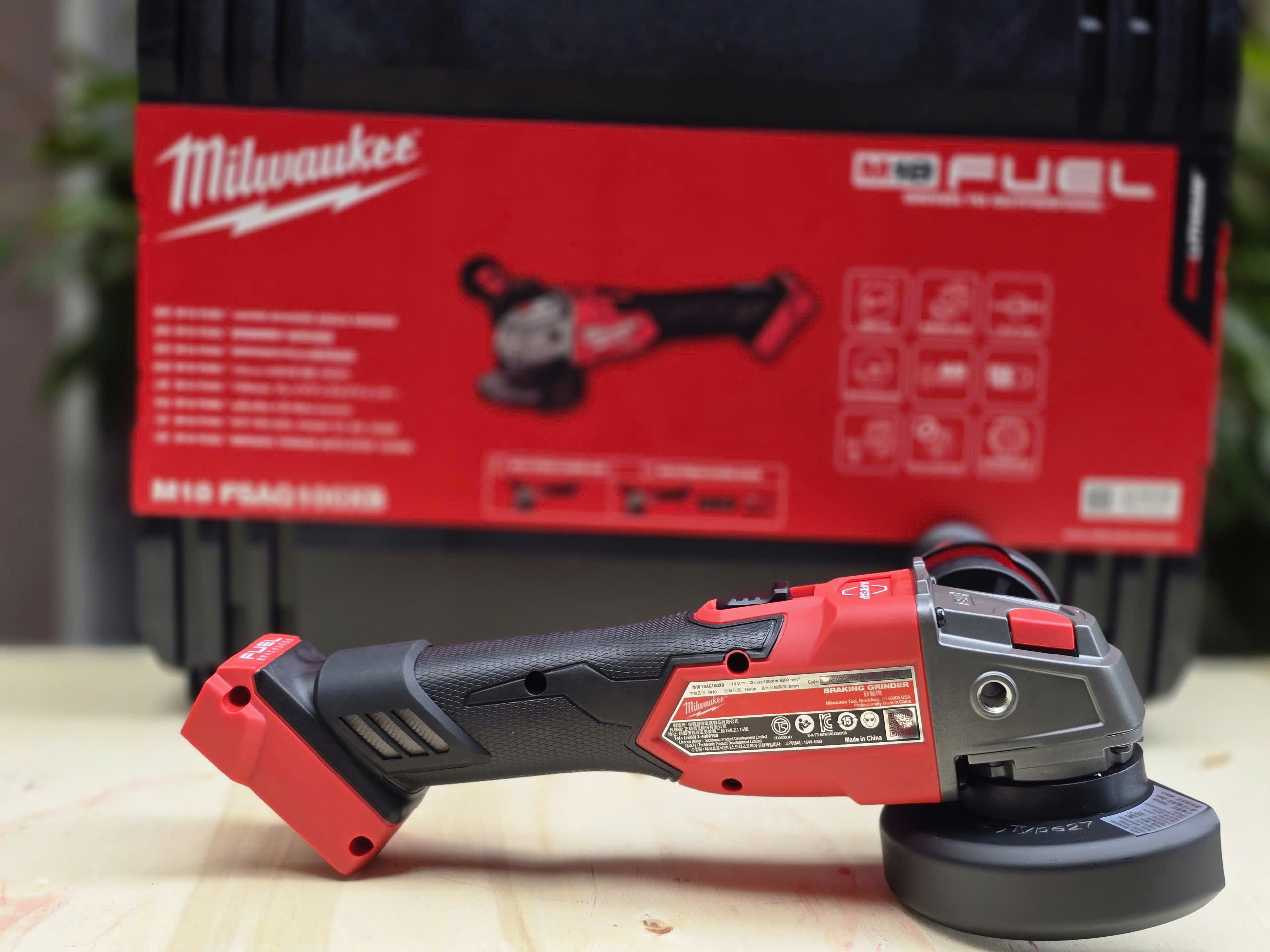 Máy mài góc dùng pin Milwaukee M18 FSAG100XB 18V – tổng quan thiết kế