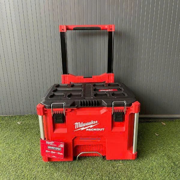 Thùng dụng cụ PACKOUT Milwaukee 8427 có bánh xe, dễ kéo tại công trường