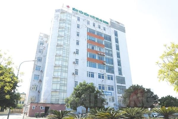 CỔNG CHÍNH BỆNH VIỆN ĐA KHOA HẢI DƯƠNG VỚI BIỂN HIỆU RÕ RÀNG VÀ KHU VỰC ĐÓN TIẾP
