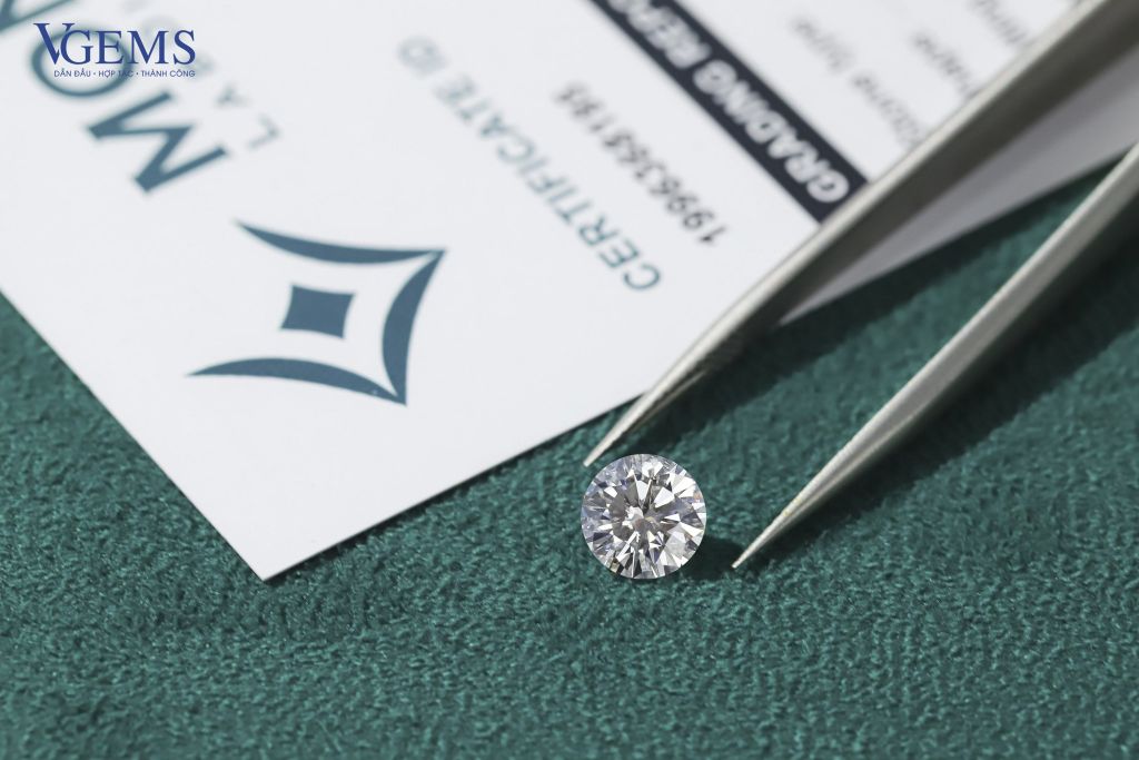 MONTE MOISSANITE - SÁNH CÙNG VẺ ĐẸP HOÀN HẢO CỦA KIM CƯƠNG THIÊN NHIÊN