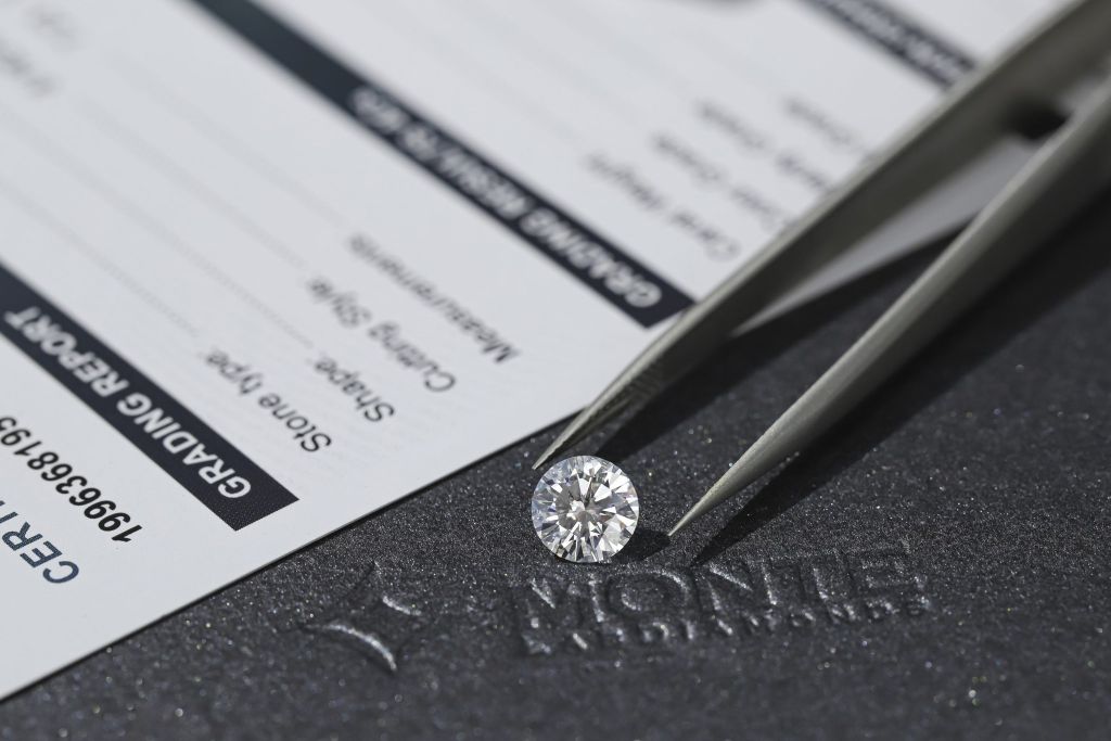 MONTE MOISSANITE - NGUYÊN LIỆU MỚI THAY THẾ KIM CƯƠNG THIÊN NHIÊN TRONG CHẾ TÁC TRANG SỨC