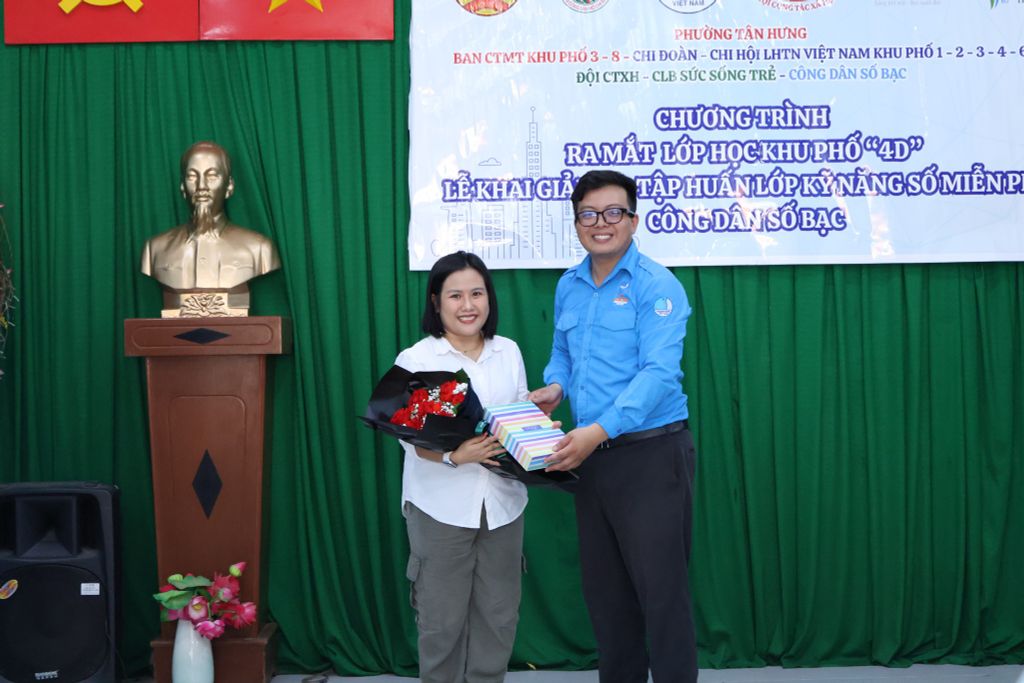 Khai giảng lớp kỹ năng số miễn phí tại Phường Tân Hưng và Chung cư Mỹ Phú: Hướng tới xã hội số toàn diện cho người cao tuổi