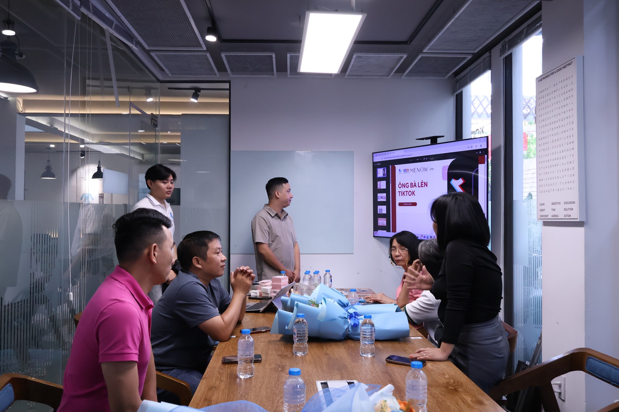 Ông bà học dùng TikTok: Khi người lớn tuổi trở thành ngôi sao nội dung