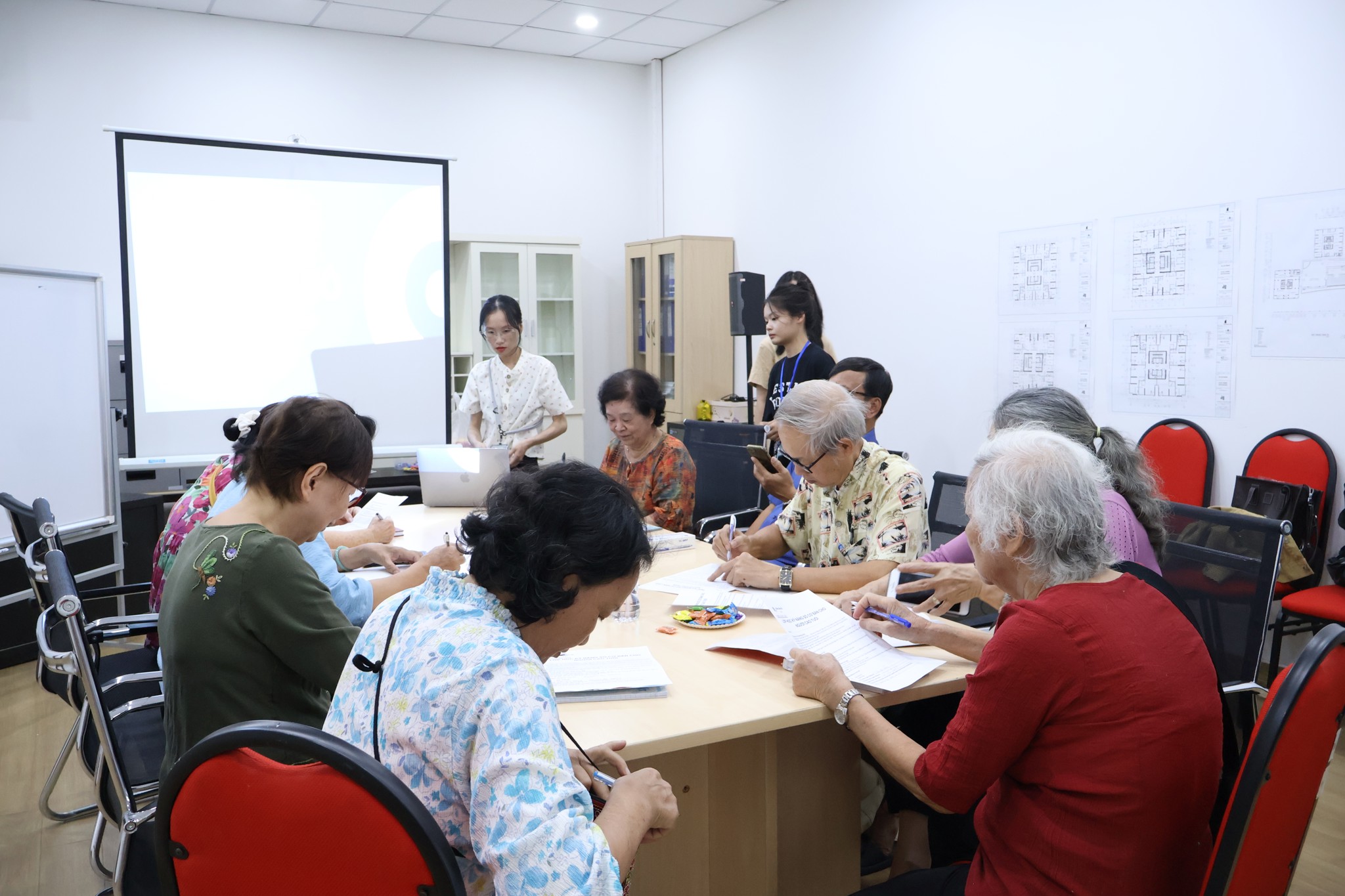 Chuyển đổi số và ứng dụng trong đời sống người cao tuổi là gì? Vì sao Ông Bà nên làm quen ngay từ bây giờ?