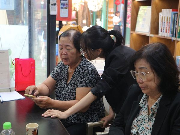 Cẩm nang an toàn mạng cho người cao tuổi: Khi bảo vệ bản thân bắt đầu từ chiếc điện thoại