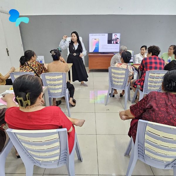 Lớp Học Công Nghệ Số Dành Cho Người Già: Cánh Cửa Kết Nối Thế Hệ Bằng Công Nghệ