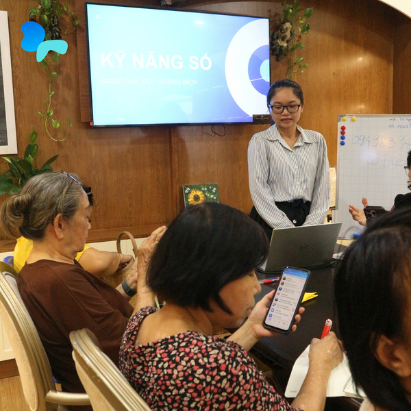 Người cao tuổi học Kỹ Năng Số: Câu chuyện truyền cảm hứng từ lớp học đặc biệt