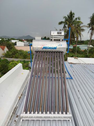 Giải pháp cho nhà mái tôn hẹp: Lắp máy nước nóng NLMT kèm bồn phụ siêu nhỏ gọn