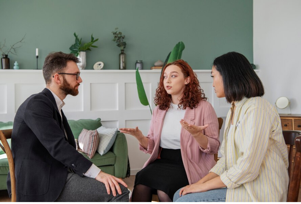 Cách xử lý tình huống khó xử nơi công sở: Bí quyết ứng xử chuyên nghiệp cho người đi làm