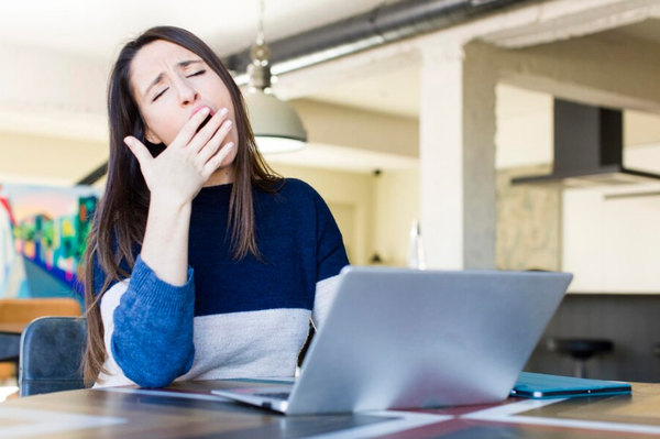 Không Thể Tập Trung Làm Việc Vì Cơn Buồn Ngủ? Thử Ngay 8 Cách Để Giữ Sự Tỉnh Táo Cả Ngày