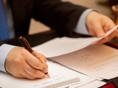 Đối tượng phải có giấy phép môi trường là ai? Ai có thẩm quyền cấp giấy phép môi trường?