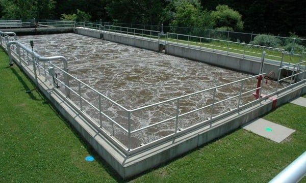 Bể hiếu khí dùng vi sinh vật hiếu khí phân hủy chất hữu cơ trong nước thải