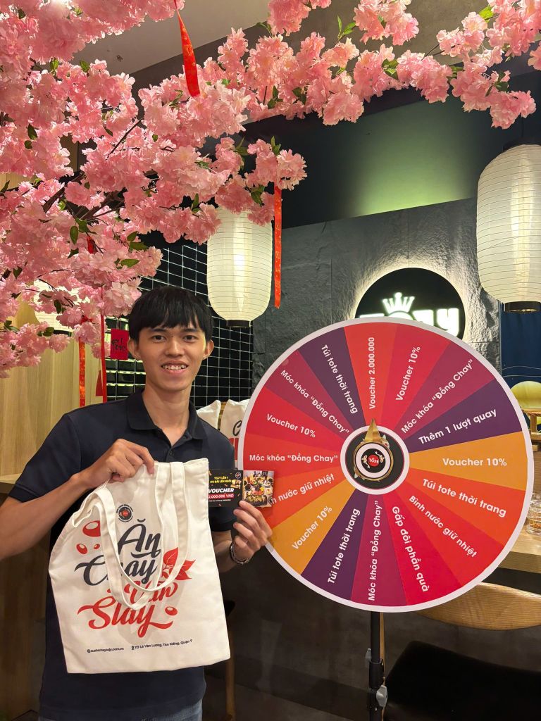 🎉 Những nụ cười rạng rỡ khi khách hàng tham gia Vòng quay may mắn, sự hào hứng khi mở được những phần quà đặc biệt và cả những tiếng reo vui đã trở thành nguồn động lực vô giá đối với TOJY.