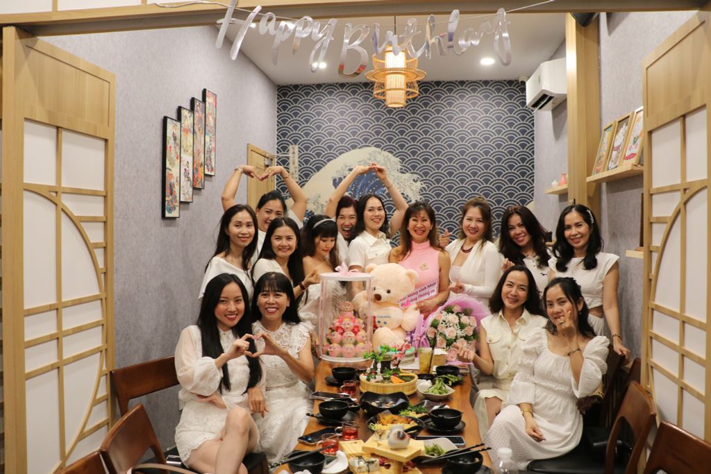 TOJY không chỉ là nơi phục vụ sushi chay Nhật Bản, mà còn mang đến những trải nghiệm đầy cảm xúc. Từ không gian đến từng món ăn được chăm chút, tất cả đều hướng tới mang lại cho bạn cảm giác hạnh phúc và thoải mái. 😍