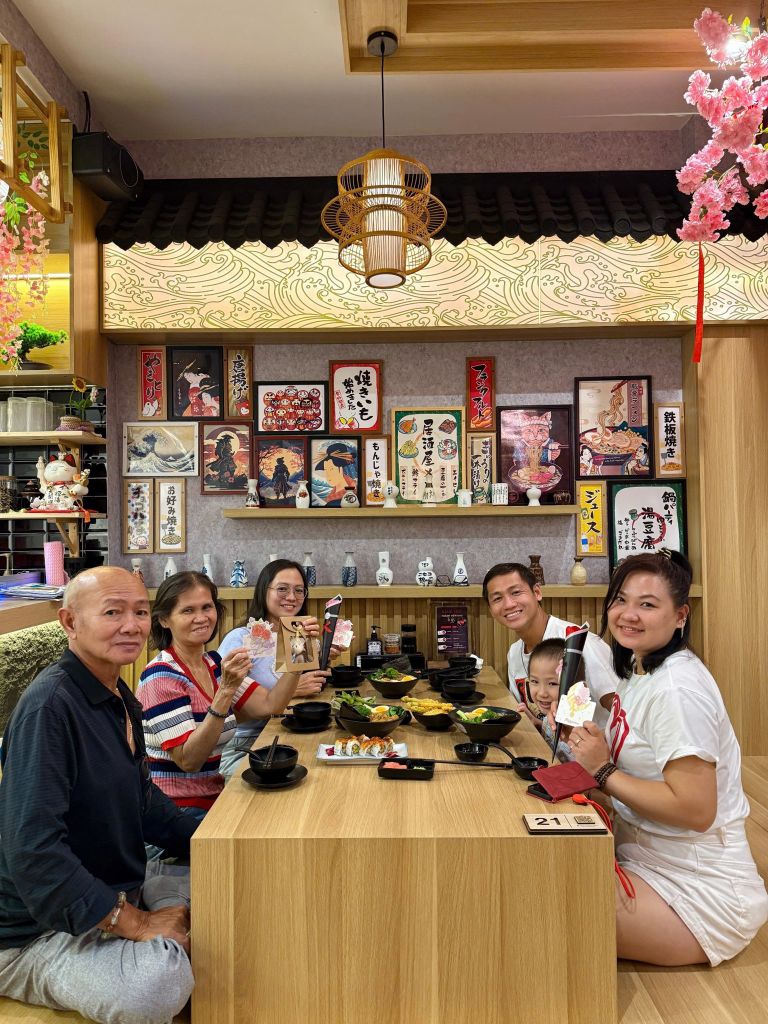 Đã bao lâu rồi bạn chưa cùng mẹ ăn một bữa ăn ngon, hàn thuyên về những mẩu chuyện nhỏ nhặt trong cuộc sống? Dù cuộc sống hối hả bộn bề, cùng đừng quên dành chút thời gian cho mẹ bạn nhé 🥰