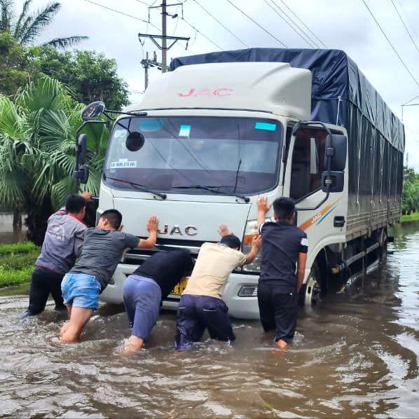 💚 Chuyện tử tế - Dưới trời mưa, lòng người ONA vẫn ấm
