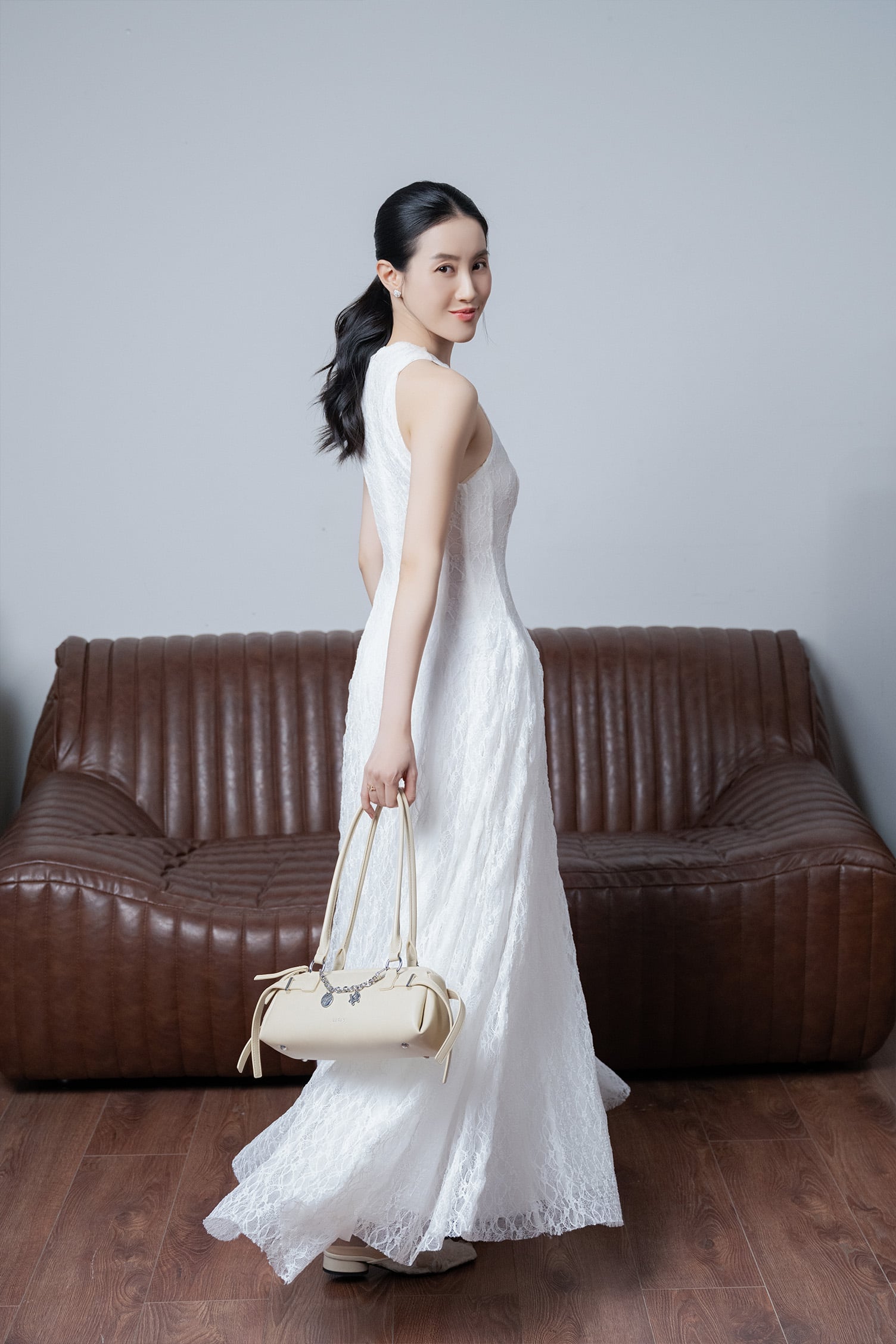 QUAI Đ&Ocirc;I MỀM MẠI, CHARM BẠC XINH XẮN