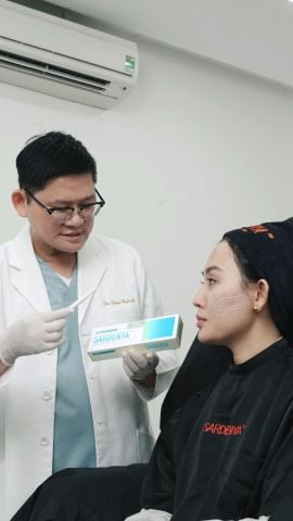 Trẻ hóa thái dương & mặt giữa cho chị Minh bằng Filler SARDENYA™ – thực hiện bởi ThS.BS Trần Ngọc Sĩ.