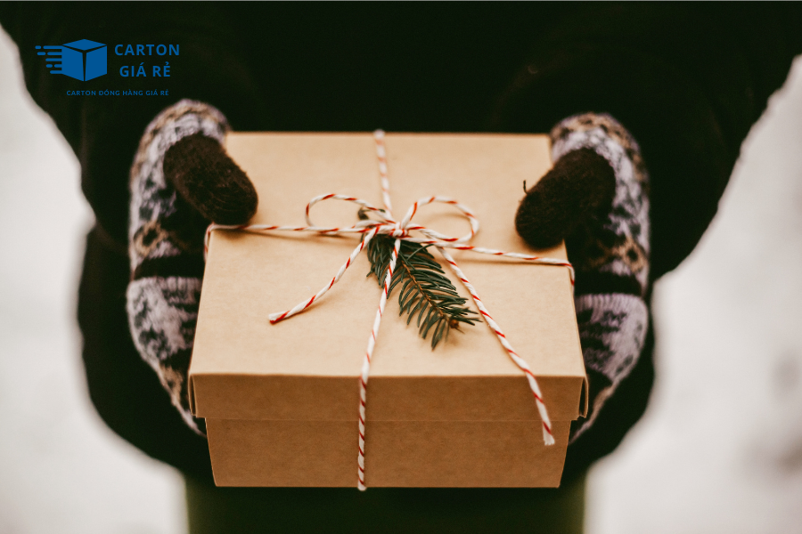 Cách Gói Quà Bằng Bìa Carton Khiến Người Nhận Trầm Trồ