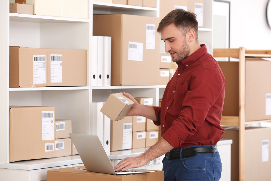 Mua Hộp Carton Đóng Hàng Giá Rẻ: Làm Sao Để Không “Tiền Mất Tật Mang”?