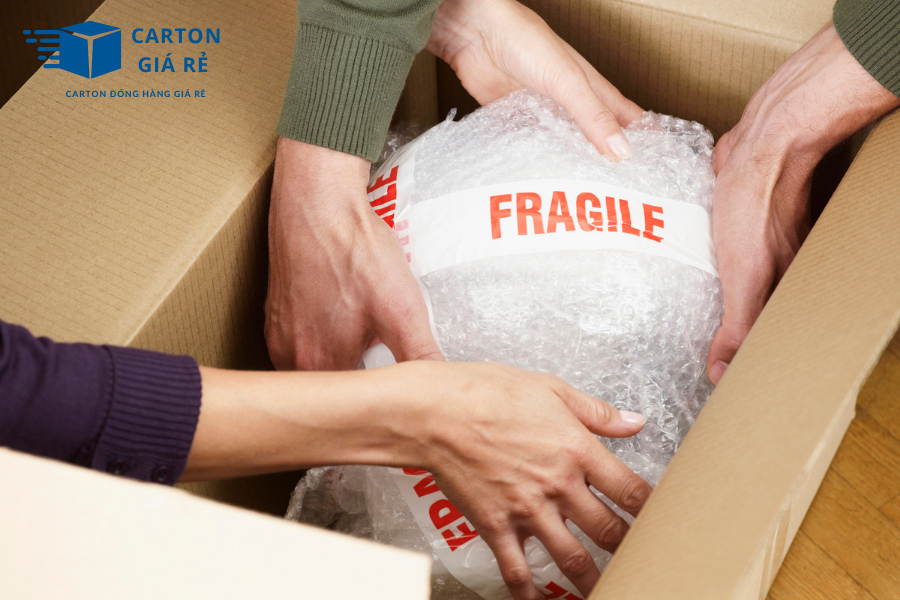 Đóng Gói Hàng Dễ Vỡ Khi Gửi Bưu Điện – Hộp Carton Có Đủ Bảo Vệ?