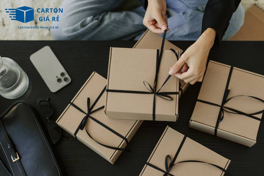 Hộp Carton Nắp Cài – Sự Lựa Chọn Lý Tưởng Cho Bao Bì Quà Tặng