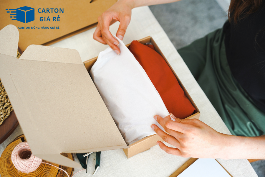 Đóng Hàng Thời Trang Xuất Khẩu – Vì Sao Các Nhà Gia Công Ưu Tiên Hộp Carton Nắp Cài?