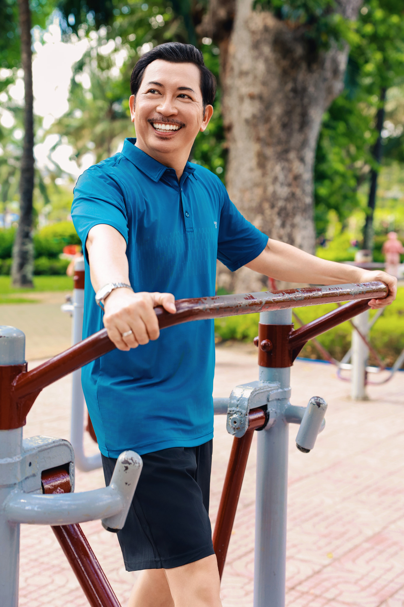 Quần Short Thể Thao Nam Trung Niên: Bí Quyết Chọn Lựa Tối Ưu Cho Phong Cách & Sự Thoải Mái