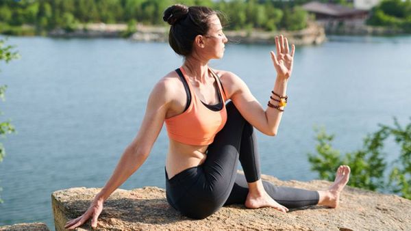 6-bai-tap-yoga-giu-gi-voc-dang-cho-phu-nu-tuoi-40