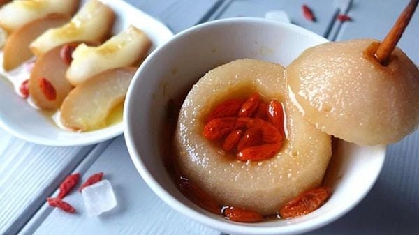 Cách làm Lê trưng đường phèn kỳ tử tại nhà giúp làm dịu họng
