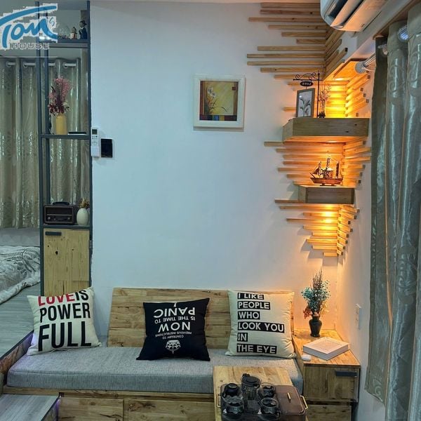 Phòng Bancony – Tom’s Homestay Tân Bình, homestay Sài Gòn giá rẻ gần sân bay với máy chiếu Netflix & bếp riêng