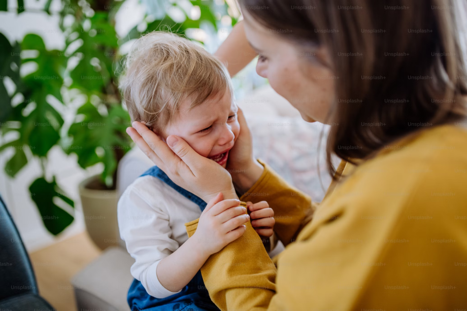 Vì Sao Con Sợ Xa Cách Ba Mẹ? 5 Bí Quyết Xoa Dịu Nỗi Lo Cho Trẻ