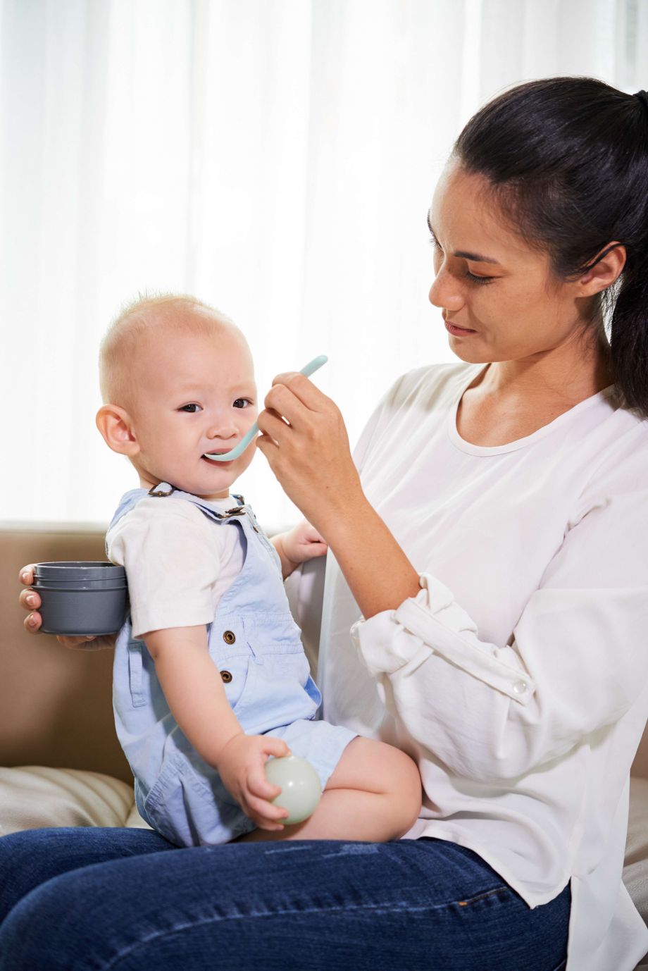 Mách Mẹ Cách Cai Sữa Cho Bé Nhẹ Nhàng