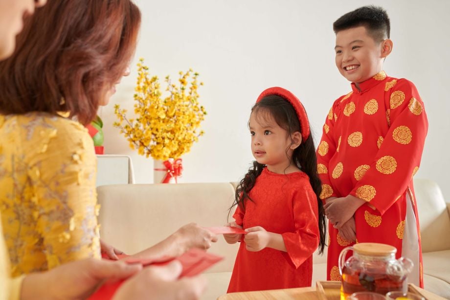 Chia Sẻ Cho Con Văn Hóa Nhận Lì Xì Trong Dịp Tết
