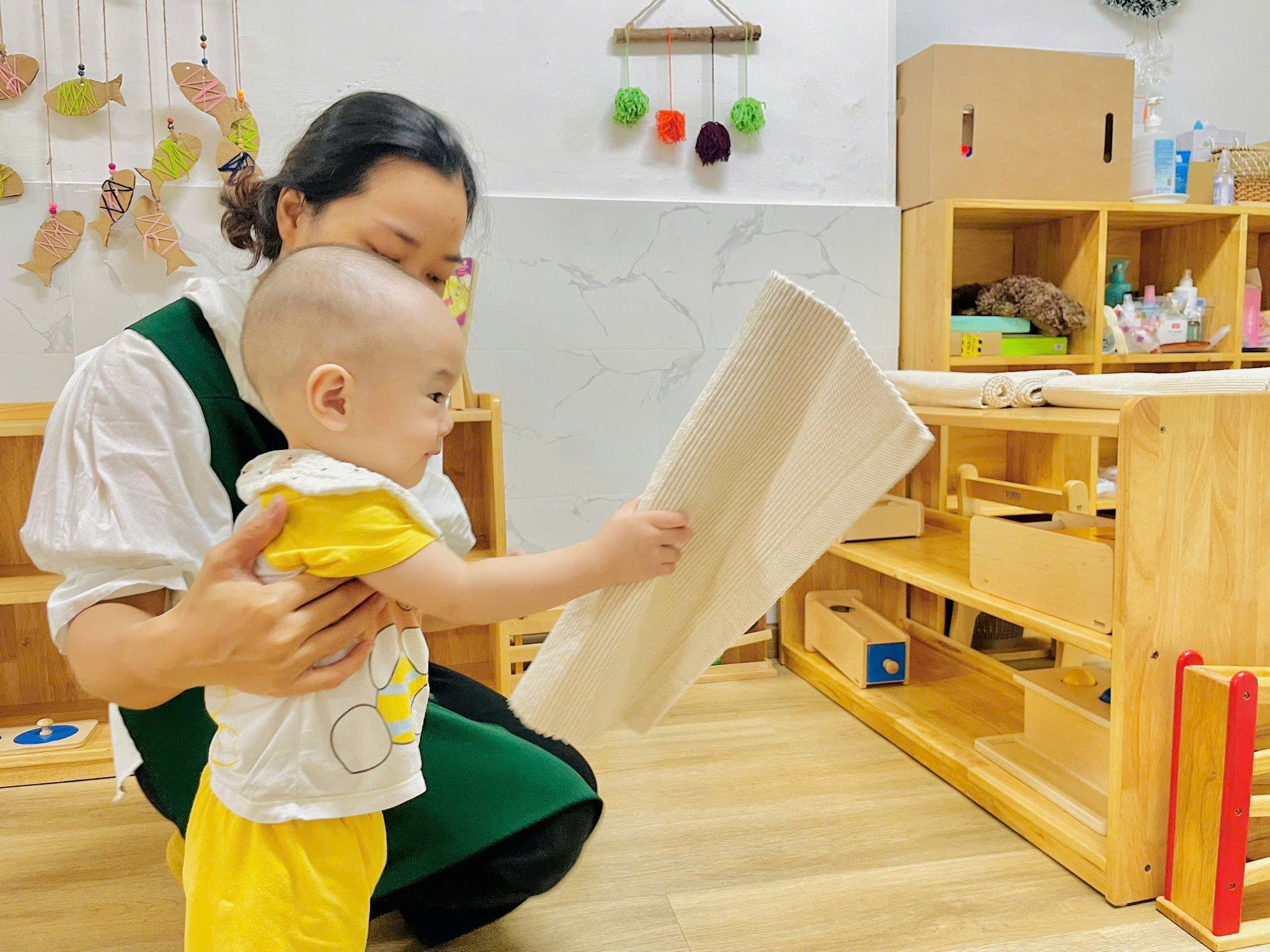Giao-vien-ME-School-tuong-tac-cung-be-18-thang