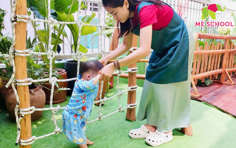 có nên gửi trẻ 18 tháng tuổi đi học