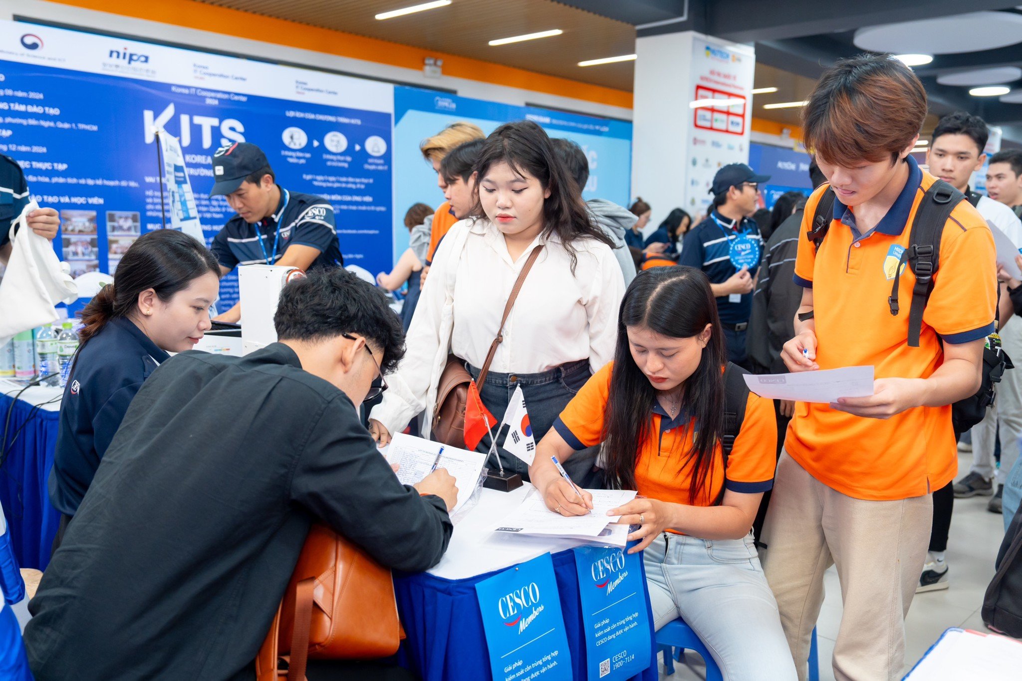 cty cesco nhận cv tuyển dụng từ các bạn sinh viên tại hutech job fair 2024