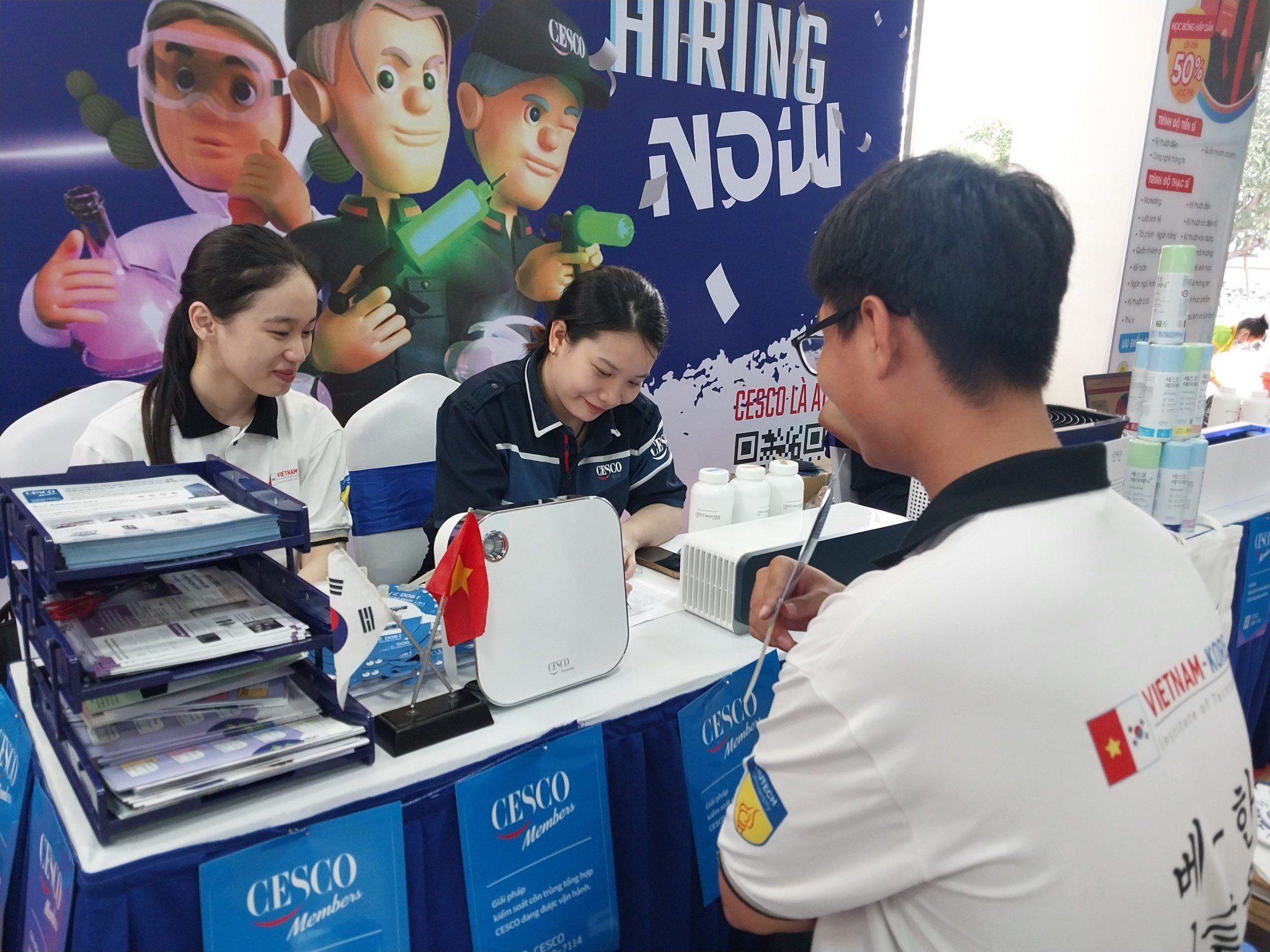 đèn bắt côn trùng bay cesco, máy khử mùi tạo hương cesco tại hutech job fair 2024