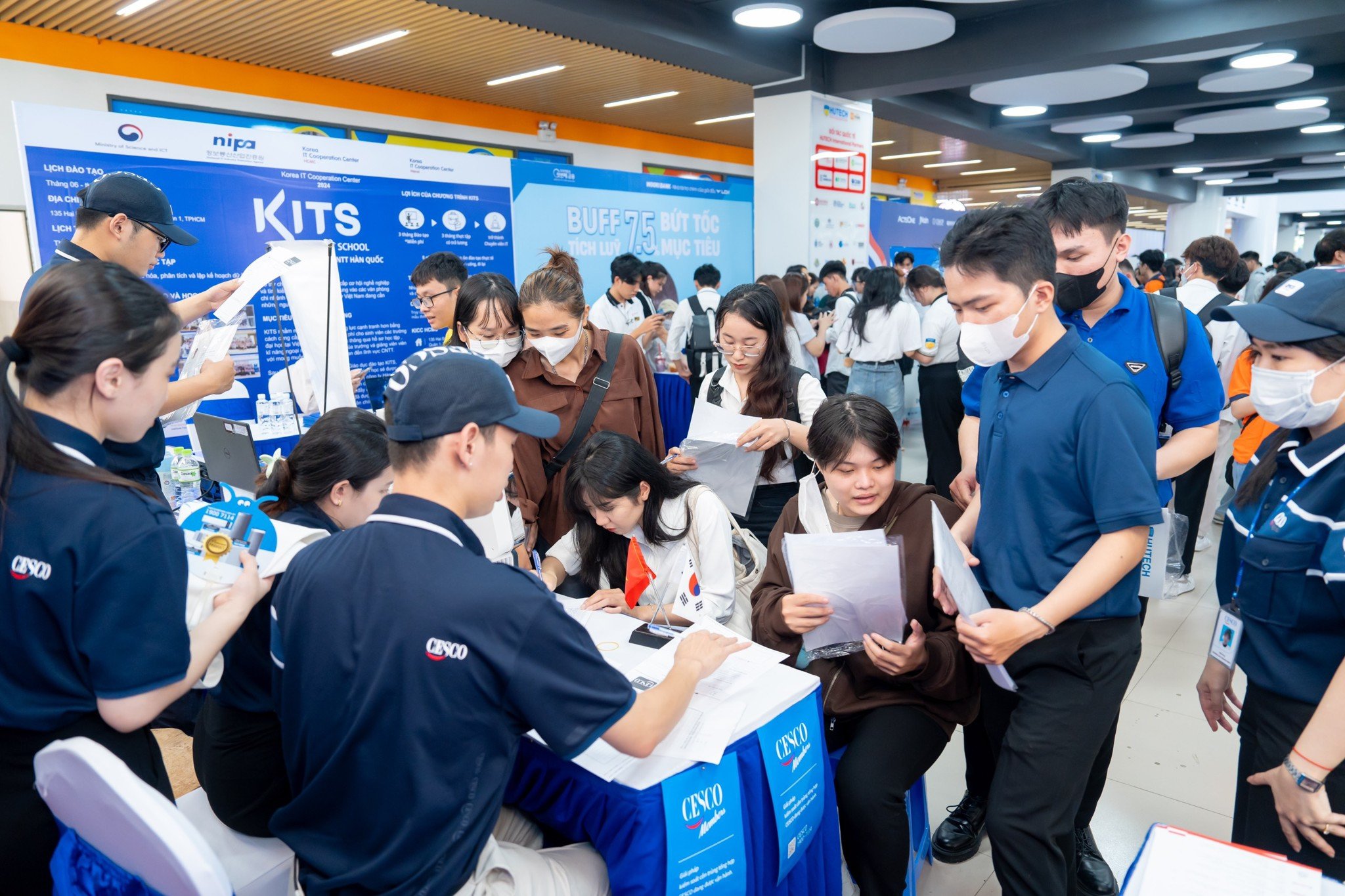 cty cesco nhận cv tuyển dụng từ các bạn sinh viên tại hutech job fair 2024