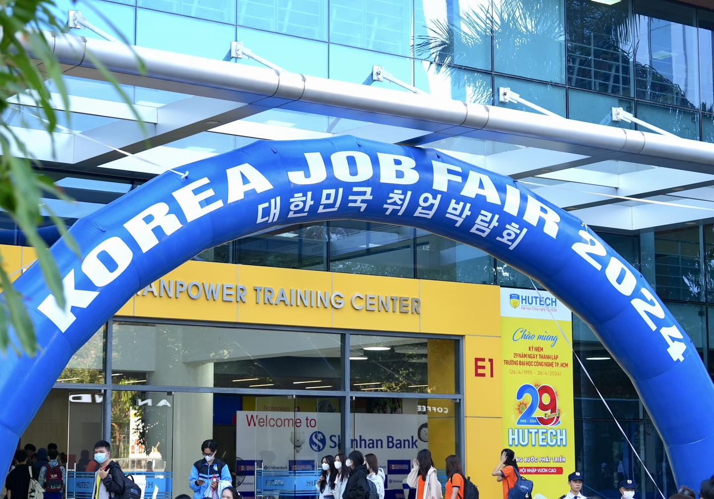 cổng chào hutech job fair 2024