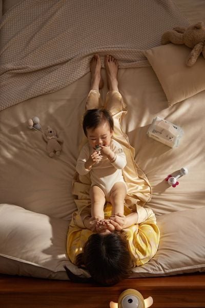 Mẹ ôm ấp, vỗ về bé nhiều hơn trong thời gian cai sữa